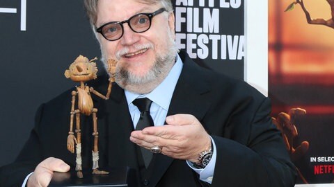 Der mexikanische Regisseur Guillermo del Toros hält bei der Filmvorstellung den kleinen Holz-Pinocchio in der Hand.