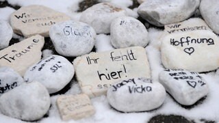 Gedenksteine liegen am 11.03.2010 nach der Gedenkfeier für den Amoklauf in Winnenden vor der Albertville-Realschule
