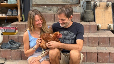 Mira und Tobias wohnen im Wohnprojekt in der Königsmühle in Gau-Odernheim gemeinsam mit anderen Menschen und Hühnern