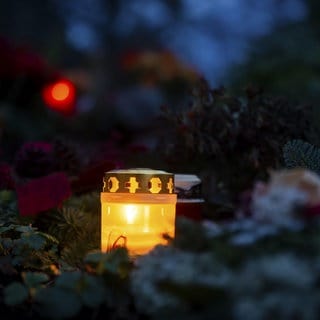 Grablicht auf einem Friedhof (Symbolbild)