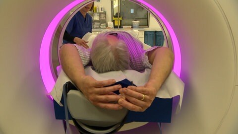 Stefan Hanke hat die Diagnose Bauchspeicheldrüsenkrebs bekommen. Sein Tumor war so groß wie ein Tennisball. Er wird per Computertomographie kontrolliert.