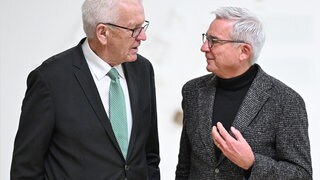 Winfried Kretschmann (l, Bündnis 90Die Grünen), Ministerpräsident von Baden-Württemberg und Thomas Strobl (r, CDU), Innenminister von Baden-Württemberg gehen gemeinsam im Landtag. 