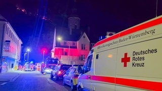 In Oppenau brennt seit Samstagabend ein bis zu 3.000 Quadratmeter großes Waldstück. Polizei und Feuerwehr sind im Großeinsatz.