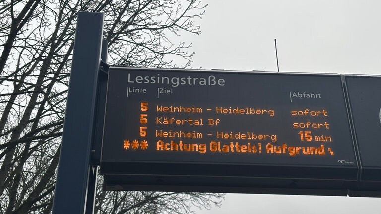 Eine Anzeigetafel an einer Busstation in Mannheim warnt vor Glatteis
