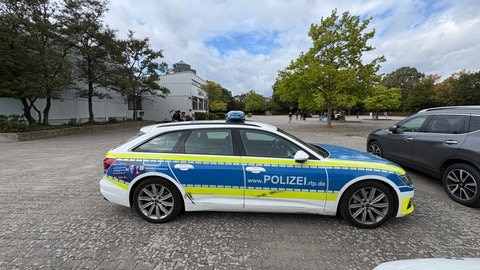 Feuerwehrautos vor der Karolina-Burger-Realschule plus