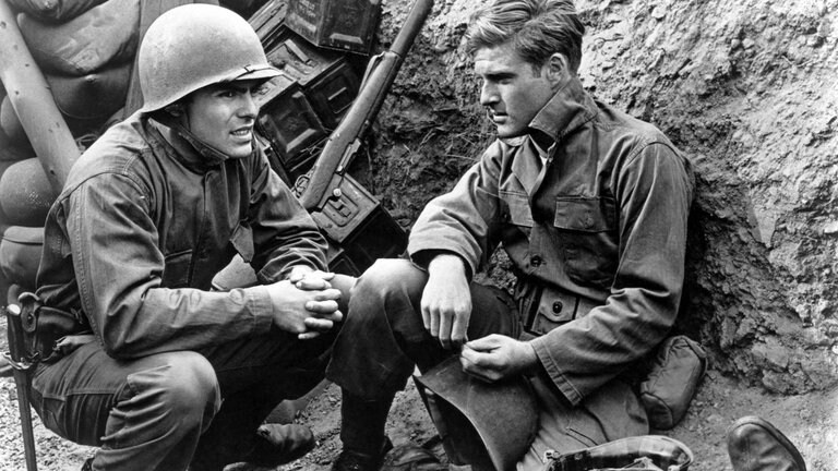 Robert Redford 1964 im Film „Hinter feindlichen Linien“ 