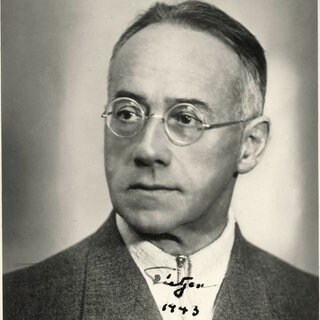 Heinz Tietjen, Opernregisseur und Dirigent, Porträtaufnahme mit Autogramm, 1943 (Weirich)