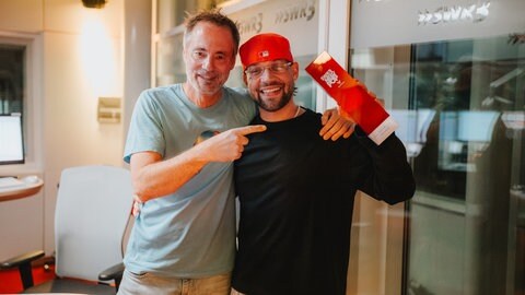 Volker Janitz übergibt den „SWR3 New Pop Award“ an FAYAN. 
