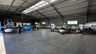 In Mengen wird autonomes Fliegen auf einem Testfeld getestet. Die Fluggeräte sind in einer Halle untergebracht.