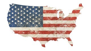 Karte der USA in den Farben der US-Flagge: Als 1776 die 13 britischen Kolonien ihre Unabhängigkeit erklären und sich zu den Vereinigten Staaten zusammenschließen, ahnt niemand, dass dies die Keimzelle einer künftigen Supermacht sein würde. 