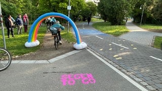 Wer am Freitagmorgen in Konstanz mit dem Fahrrad unterwegs ist, kann sich im Vorbeifahren einen mobilen Reisesegen abholen.