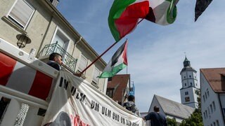 In der Nähe der evangelischen Martinskirche Langenau protestieren propalästinensische Aktivisten gegen die Angriffe auf den Gazastreifen und die Politik Israels. 