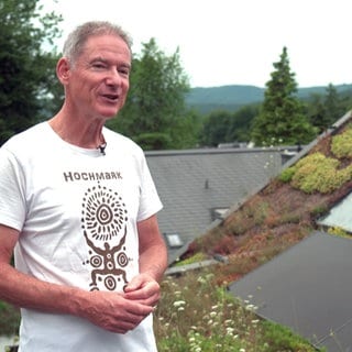 Ökopionier Johannes Hill auf dem Dach seines Hauses