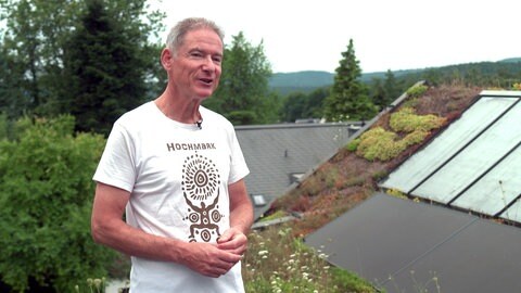 Ökopionier Johannes Hill auf dem Dach seines Hauses