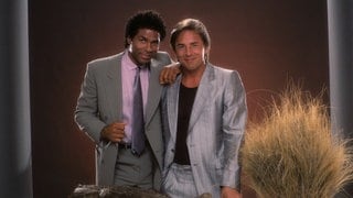 TV Serien aus den 80ern und 90ern sind auch heute noch Kult! Hier sehen wir Philip Michael Thomas und Don Johnsen 1986 im "Miami Vice"-Look waren sie oft im Fernsehen zu sehen.