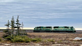 Zwei Güterzug-Loks der Hudson Bay Railway in der Tundra bei Churchill