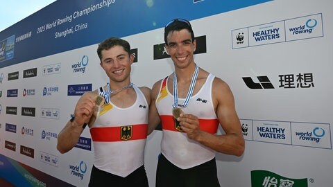 Stolz auf ihre Bronze-Medaillen: Paul Maissenhälter aus Konstanz und sein Ruder-Partner Joachim Agne