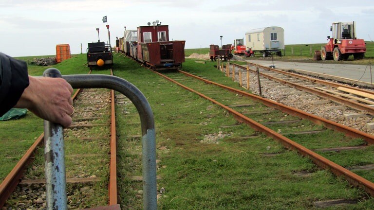 Lorenbahnhof Langeneß: Ankunft auf der Hallig nach 10 Kilometer windiger Fahrt.