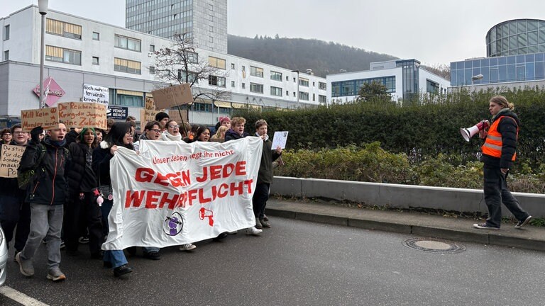 Schülerinnen und Schüler in Heidelberg demonstrieren gegen die Wehrdienstpläne der Bundesregierung. Aufgerufen hatte das junge Bündnis "Schulstreik gegen Wehrpflicht". (Archivbild)