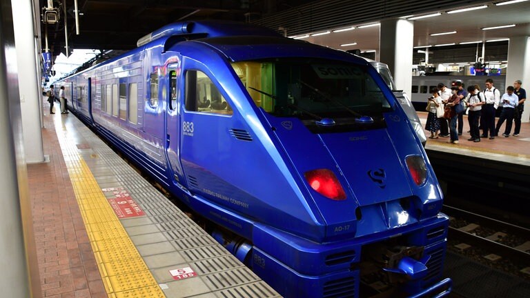 Ein Expresszug in Hakata Station