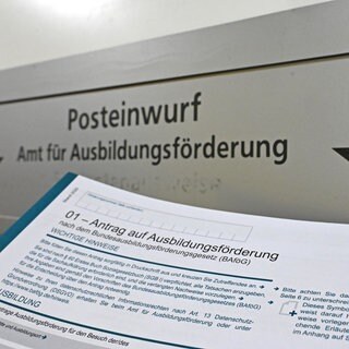 Ein BAföG Antragsformular auf Ausbildungsförderung vor dem Briefkasten des zuständigen Amts für Ausbildungsförderung.
