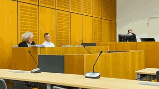 Ein Mann sitzt mit seinem Anwalt auf der Anklagebank: Der Tankstellenräuber muss vier Jahre in Haft