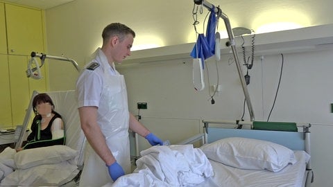 Pflegesoldat am Krankenbett im Bundeswehrkrankenhaus Ulm - einzige Schule für Krankenpflege beim Militär
