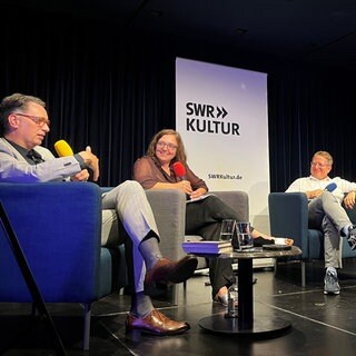 Christoph Schröder, Beate Tröger, Carsten Otte und Gregor Dotzauer bei der SWR Bestenliste in der Kakadu Bar des Staatstheater Mainz