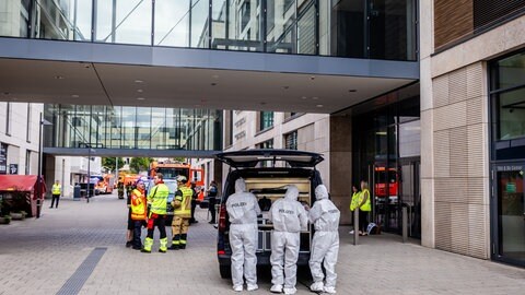 Beamte der Spurensicherung stehen bei einem größeren Polizeieinsatz vor dem Einkaufszentrum Milaneo in der Stuttgarter Innenstadt. 
