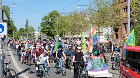 Protest auf dem Fahrrad durch Freiburg.