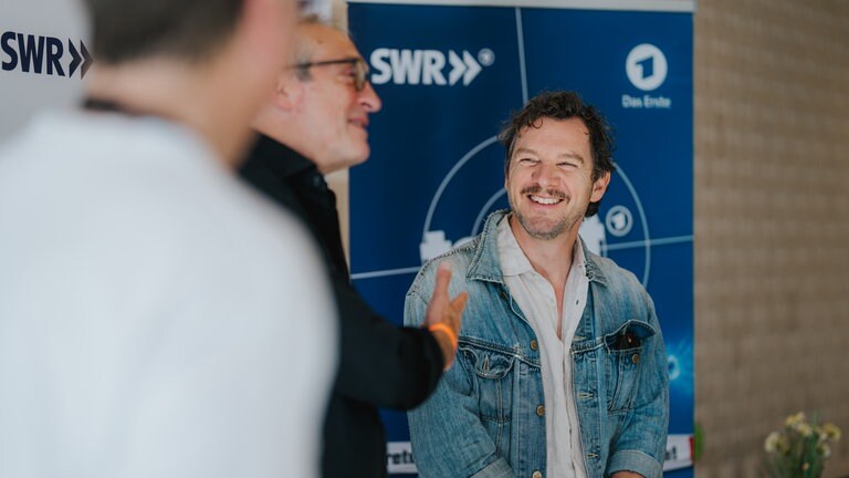 Glückliche Gewinner des Meet & Greet mit den Tatortstars Felix Klare und Jürgen Hartmann