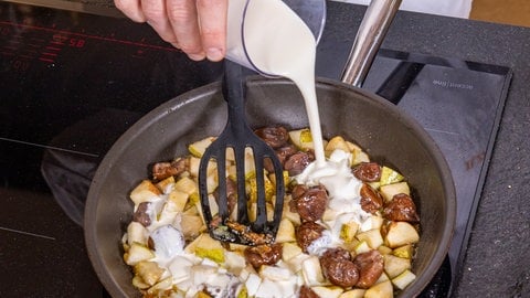Schweinefilet mit Gemüse: Das Birnen-Maronen-Gemüse fürs Weihnachtsmenü wird mit Sahne übergossen.