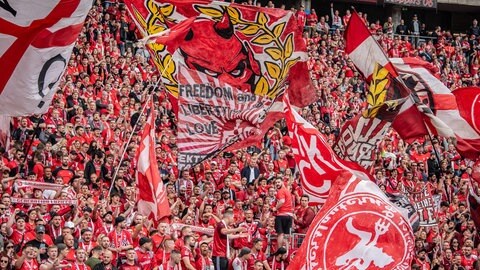 Fans im Fanblock beim Spiel Hertha BSC Berlin gegen 1. FC Kaiserslautern - Fans des FCK sollen Fans aus Aachen angegriffen haben