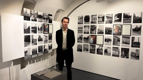 Steffen Niers vor seinen Fotografien mit dem Titel „Immer Hoffnung“