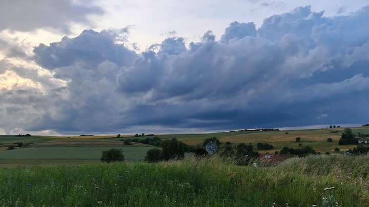 Blick auf der Wörsbacher Höhe bei aufziehendem Gewitter
