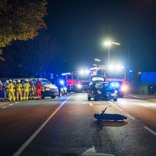 Zwei Jugendliche wurden in Nieder-Olm bei einem E-Scooter-Unfall schwer verletzt.