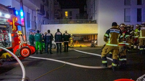 Feuerwehr-Einsatz in Stuttgart-Birkach zu drei brennenenden Auto in einer Tiefgarage