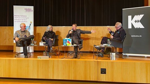 Helmut Böttiger, Shirin Sojitrawalla, Carsten Otte und Klaus Nüchtern bei der Aufzeichnung der Bestenliste für Dezember bei den Stuttgarter Buchwochen