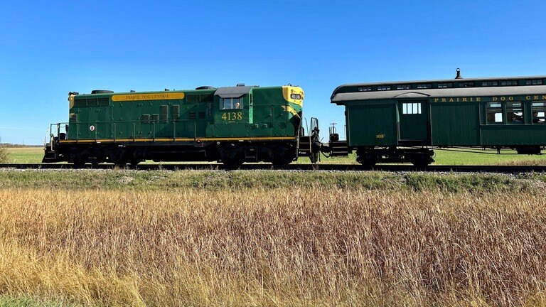 Die Prairie Dog Central Railway verkehrt mit ihrem historischen Zug im Umland von Winnipeg