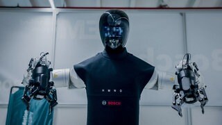 Ein Roboter von Humanoid mit dem Bosch-Logo auf dem Shirt.