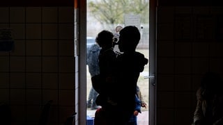 Symbolbild: Für manche Überlebende bedeutet Deutschland einen Neuanfang - andere leben weiterhin mit der Sorge vor Abschiebung.