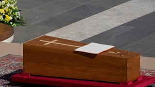 Der Sarg von Papst Franziskus steht während seiner Beerdigungszeremonie im Vatikan auf dem Petersplatz.