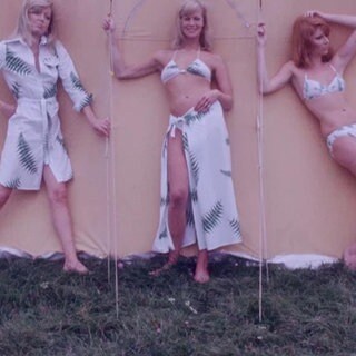 Drei Frauen posieren in den 70ern mit Sommermode
