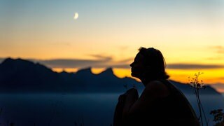 Frau schaut in den Sonnenuntergang. Eine Frau, die seit ihrer Geburt HIV-positiv ist, erzählt, wie sie damit lebt. (Symbolbild)