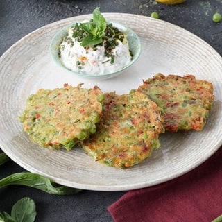 Erbsen-Paprika-Küchlein mit Tomaten-Kräuter-Quark