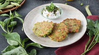 Erbsen-Paprika-Küchlein mit Tomaten-Kräuter-Quark
