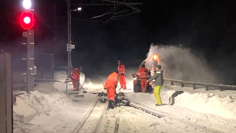 Schichtbeginn 4.30 Uhr: Die Weichen an der Zahnstange werden von Hand vom Schnee befreit.