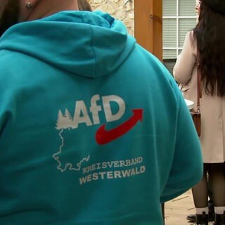 Ein Mann trägt einen AfD-Pullover