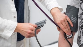 Eine Ärztin misst den Blutdruck mit einem Stethoskop. Das Medizinstipendium im Kreis Heilbronn läuft zögerlich an. Die Stipendiatin Thedora Aras-Brendler kennt die Vor- und Nachteile