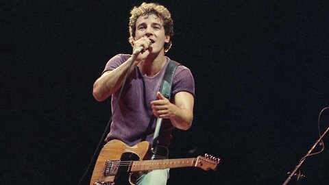 Auf dem Bild ist Bruce Springsteen im Jahr 1985 im Los Angeles Coliseum zu sehen. Dies war das Abschlusskonzert der Tournee seines neuen Albums „Born in the U.S.A.“.